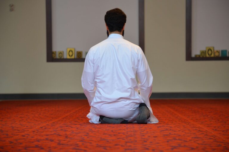 Learn How to Perform Namaz - Beginners Step by Step Guide